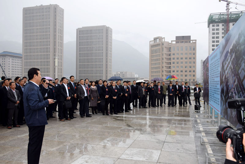 政協隴南市第四屆委員會第一次會議委員參觀階州廣場