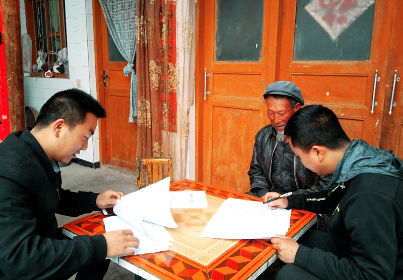 市龍江城鄉發展集團公司深入幫扶村完善落實“一戶一策”精準脫貧計劃