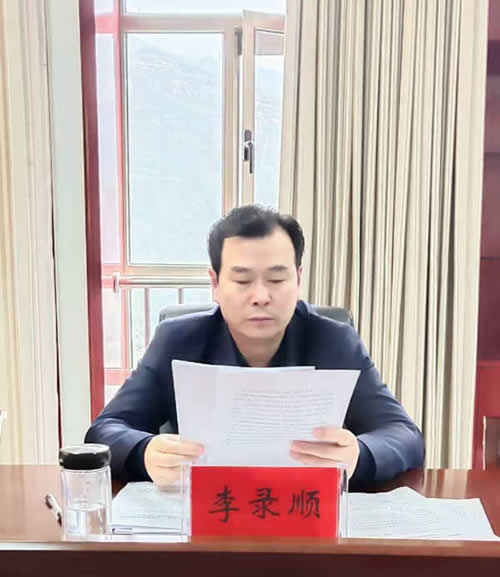 市龍江城鄉發展集團召開對照黨章黨規找差距專題會議