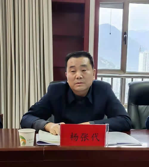 市龍江城鄉發展集團召開對照黨章黨規找差距專題會議