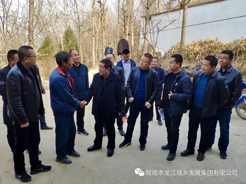 市龍江集團在文縣橋頭鎮安子坡村開展“解難題、辦實事、送溫暖”活動