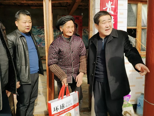 市龍江集團在文縣橋頭鎮安子坡村開展“解難題、辦實事、送溫暖”活動