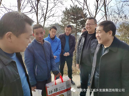 市龍江集團在文縣橋頭鎮安子坡村開展“解難題、辦實事、送溫暖”活動