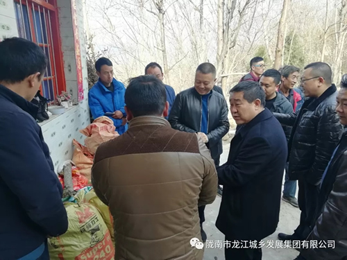 市龍江集團在文縣橋頭鎮安子坡村開展“解難題、辦實事、送溫暖”活動