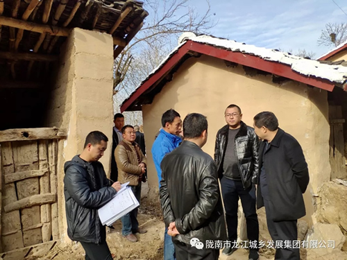 市龍江集團在文縣橋頭鎮安子坡村開展“解難題、辦實事、送溫暖”活動