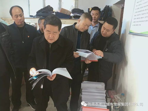 市龍江集團在文縣橋頭鎮安子坡村開展“解難題、辦實事、送溫暖”活動